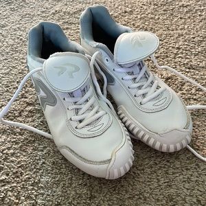 Womens 6.5 white Ringor cleats with pitching toe